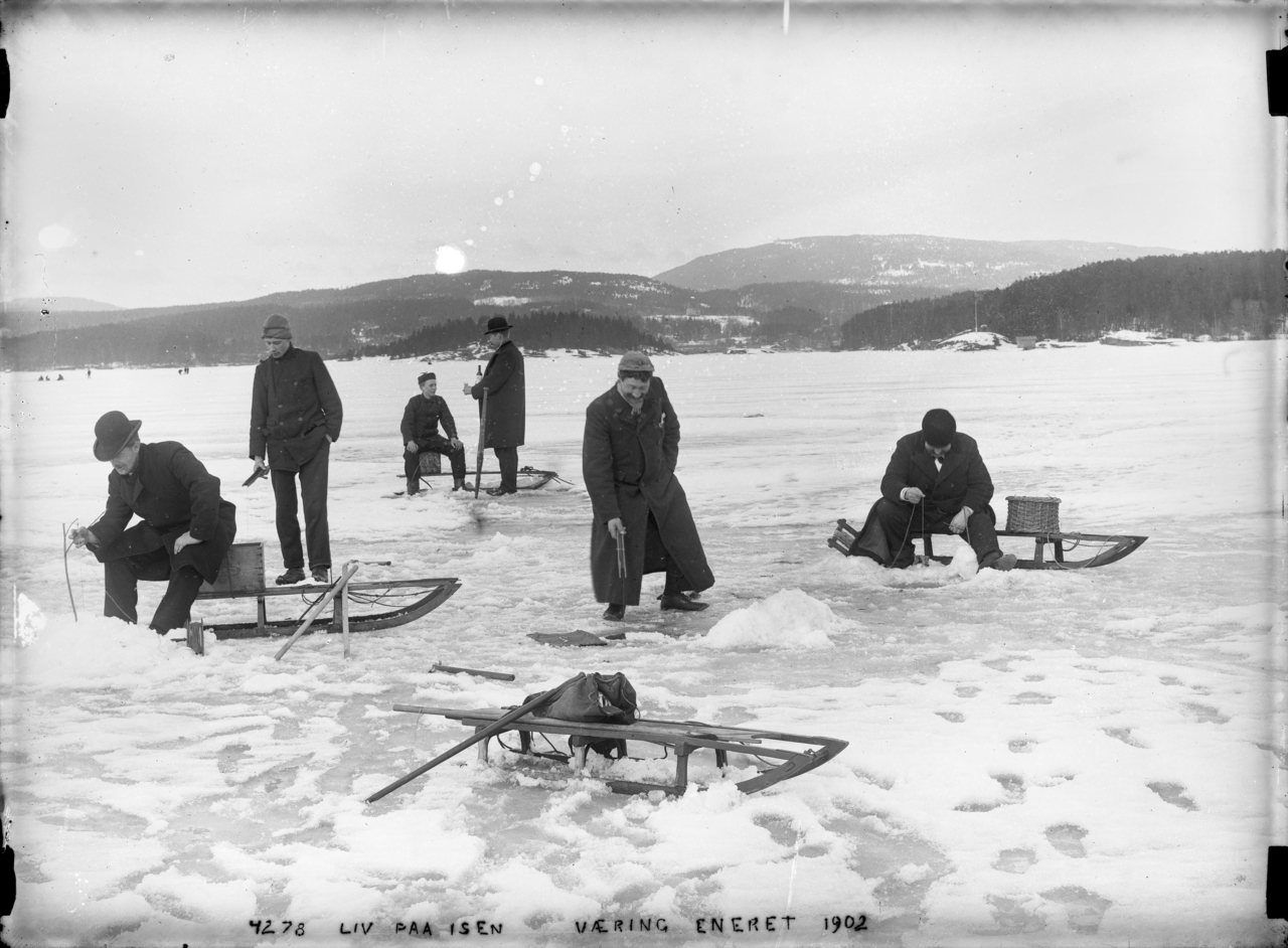 6 isfiskere med kjelker på isen